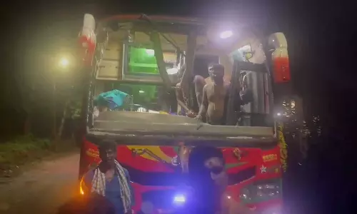 Stones pelted at the vehicle carrying Ayyappa devotees at Edamuri Ponnampara in Pathanamthitta