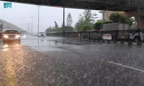 സൗദിയിൽ മഴ തുടരുന്നു;  മക്ക മേഖലയിൽ റെഡ് അലേർട്ട്