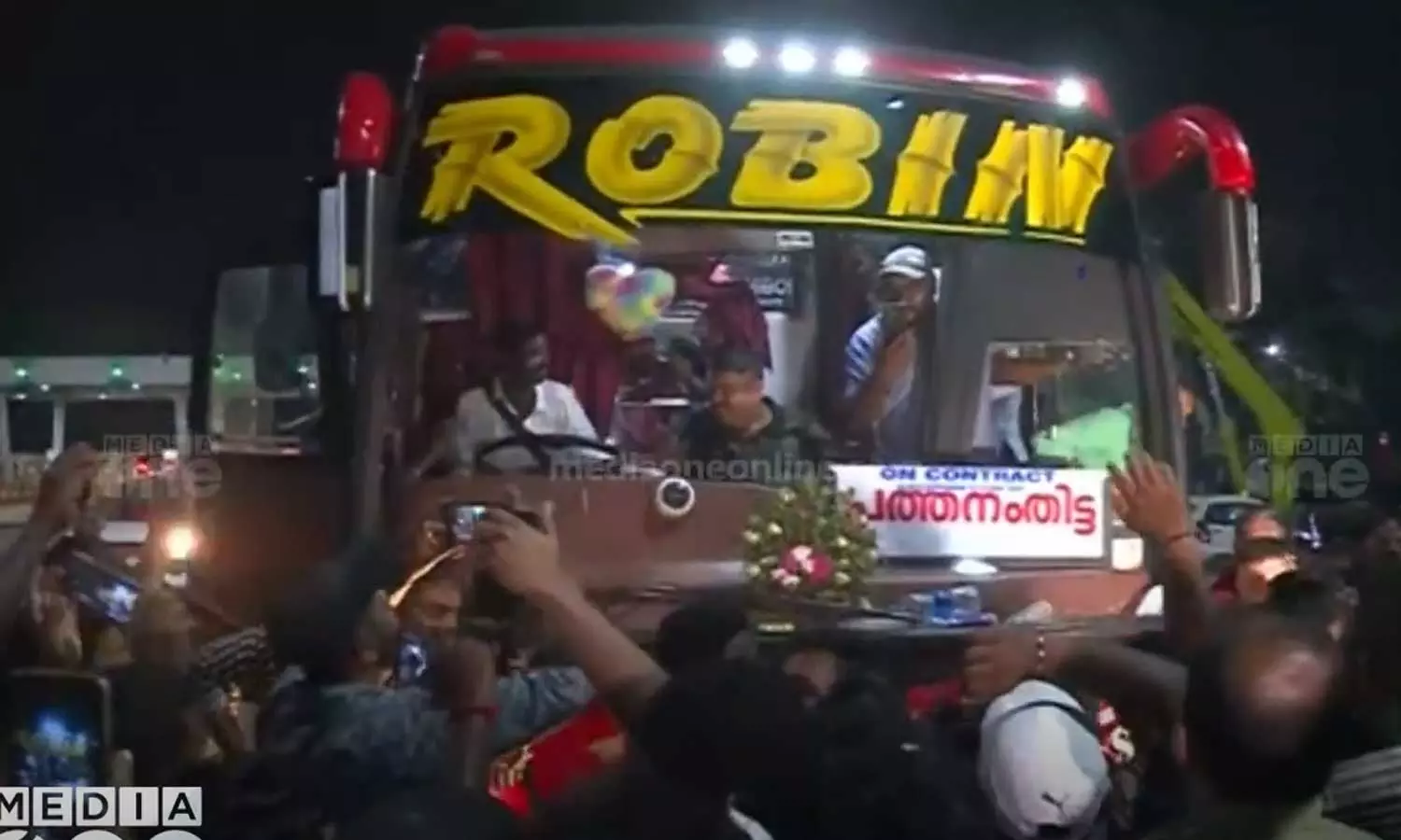 Robin Bus released from the custody of the Tamil Nadu Police, received a reception in valayar Robin Bus released from the custody of the Tamil Nadu Police, received a reception in valayar
