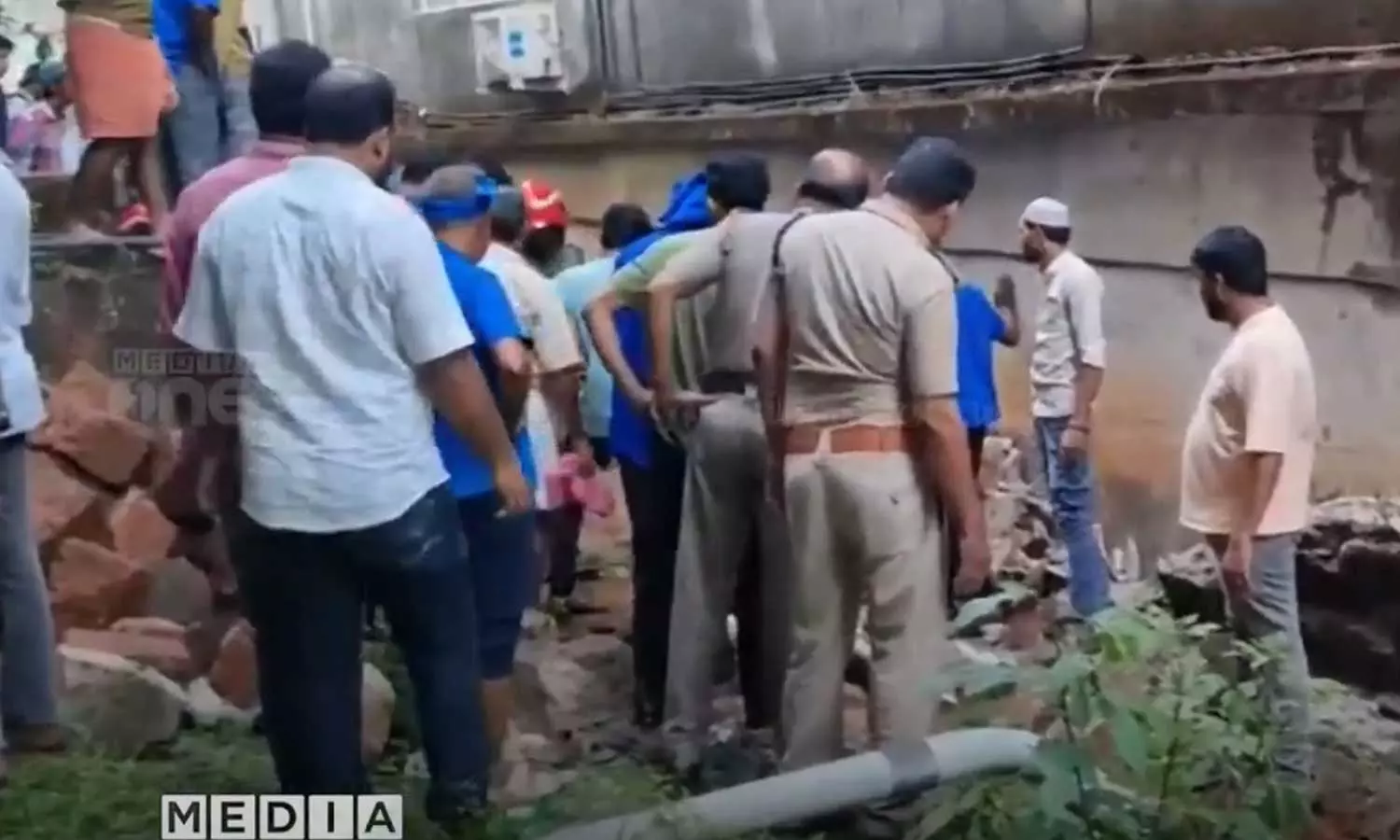 Two Karnataka natives died when a wall collapsed while digging for a pipeline Two Karnataka natives died when a wall collapsed while digging for a pipeline