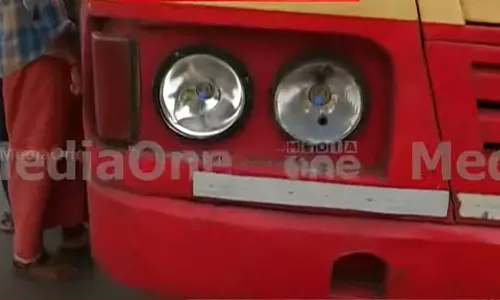 ഓവർടേക്ക് ചെയ്യുമ്പോൾ കാറിൽ തട്ടി, കെ.എസ്.ആർ.ടി.സി ബസ്സിൻ്റെ ഹെഡ്‍ലൈറ്റ് സ്ത്രീകൾ അടിച്ചുതകർത്തു