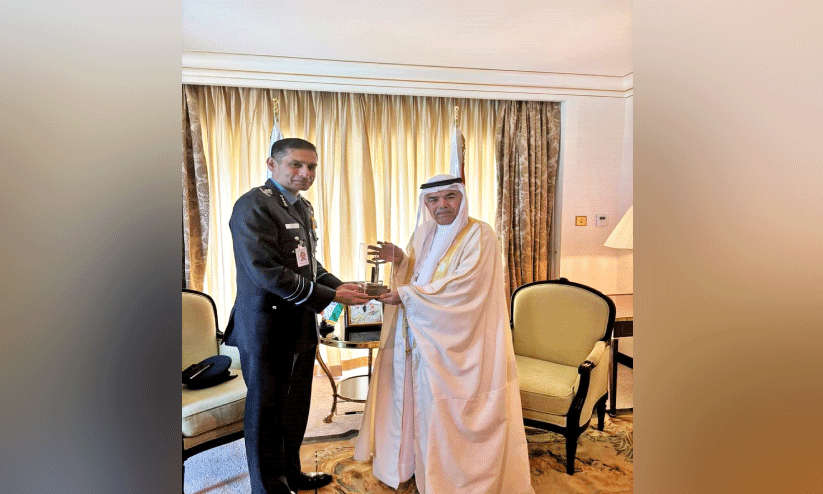 പ്രതിരോധമന്ത്രി ഇന്ത്യൻ പശ്ചിമ വ്യോമസേന കമാൻഡറെ സ്വീകരിച്ചു പ്രതിരോധമന്ത്രി ഇന്ത്യൻ പശ്ചിമ വ്യോമസേന കമാൻഡറെ സ്വീകരിച്ചു