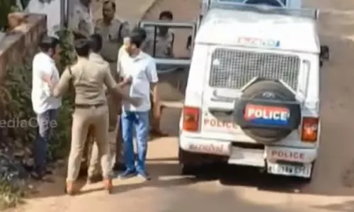 മുഖ്യമന്ത്രിയെ കരിങ്കൊടി കാണിക്കാൻ വഴിയിൽ കാത്തുനിന്ന് യൂത്ത് ലീഗ്: കയ്യോടെ പൊക്കി പൊലീസ്