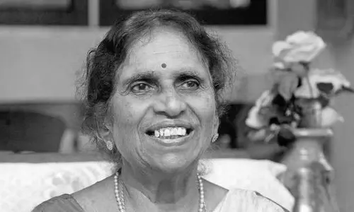 പുളിയിലക്കരപുടവ വേണോ നീലപൊന്‍മാനെ!