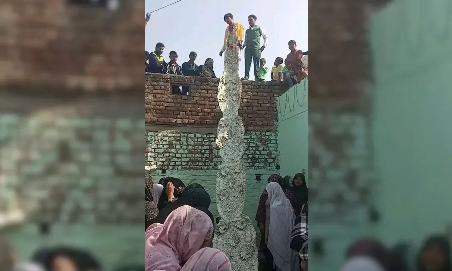 Grooms Extravagant Garland Of Currency Notes becomes discussion Grooms Extravagant Garland Of Currency Notes becomes discussion