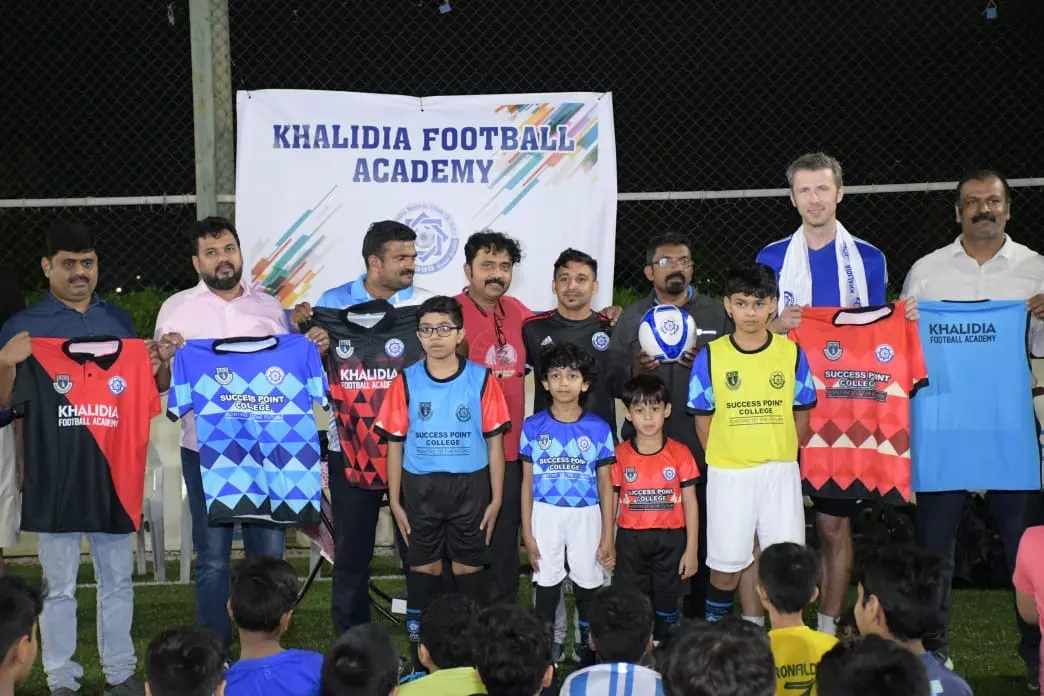 ഖാലിദിയ ഫുട്ബോൾ അക്കാദമി സംഗമവും ഫുട്ബാൾ കിറ്റ് വിതരണവും സംഘടിപ്പിച്ചു ഖാലിദിയ ഫുട്ബോൾ അക്കാദമി സംഗമവും ഫുട്ബാൾ കിറ്റ് വിതരണവും സംഘടിപ്പിച്ചു