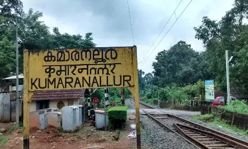 Young woman hit by train and dies in Kottayam Kumaranallur