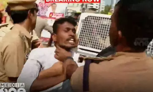 മുഖ്യമന്ത്രിക്കെതിരെ കരിങ്കൊടി; വിവിധയിടങ്ങളിൽ കോൺഗ്രസ് പ്രവർത്തകർ കസ്റ്റഡിയിൽ