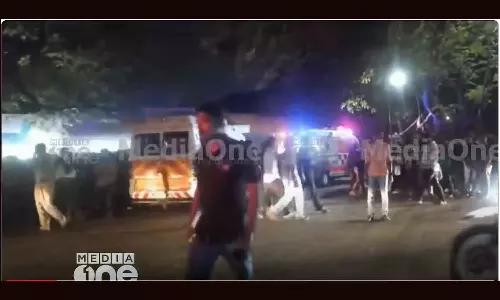 കുസാറ്റിൽ ടെക് ഫെസ്റ്റിനിടെ തിക്കിലും തിരക്കിലുംപ്പെട്ട് നാല് മരണം കുസാറ്റിൽ ടെക് ഫെസ്റ്റിനിടെ തിക്കിലും തിരക്കിലുംപ്പെട്ട് നാല് മരണം