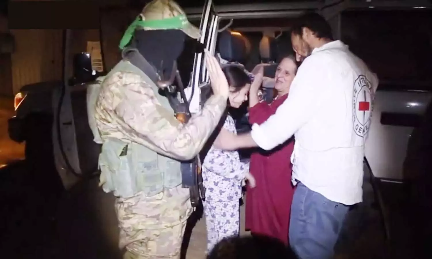 കൈവീശി അഭിവാദ്യം; ഹമാസ് പോരാളികളോട് പുഞ്ചിരിയോടെ യാത്രപറഞ്ഞ് മോചിതരായ ബന്ദികൾ കൈവീശി അഭിവാദ്യം; ഹമാസ് പോരാളികളോട് പുഞ്ചിരിയോടെ യാത്രപറഞ്ഞ് മോചിതരായ ബന്ദികൾ