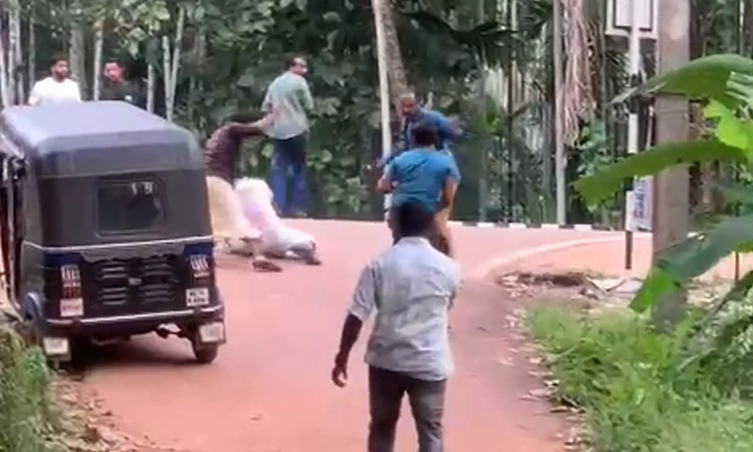 Youth Congress members who came to show black flag to Chief Minister were beaten up by DYFI workers Youth Congress members who came to show black flag to Chief Minister were beaten up by DYFI workers