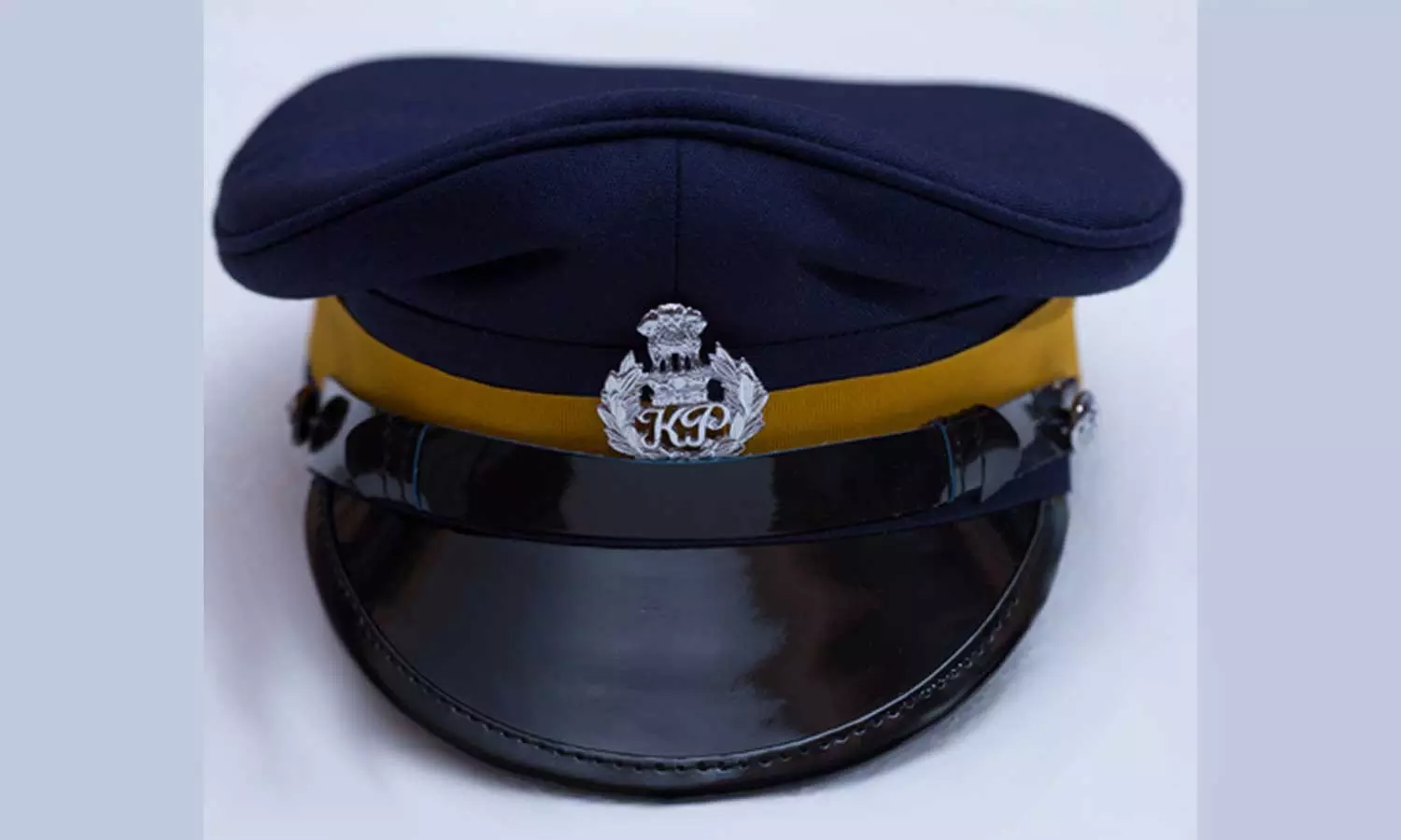 സ്വകാര്യ ബസിൽ യുവതിയെ അതിക്രമിച്ച പൊലീസുകാരന് സസ്പെൻഷൻ സ്വകാര്യ ബസിൽ യുവതിയെ അതിക്രമിച്ച പൊലീസുകാരന് സസ്പെൻഷൻ