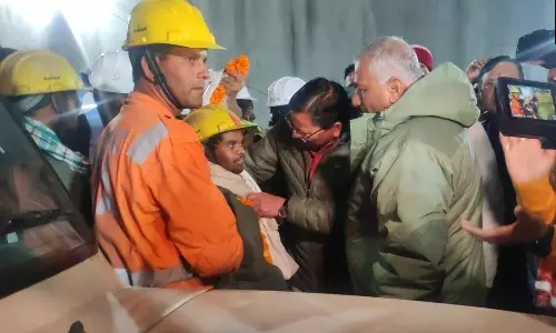 മരണമുഖത്ത് നിന്ന് ജീവിതത്തിലേക്ക്; ഉത്തരാഖണ്ഡ് തുരങ്കത്തില്‍ കുടുങ്ങിയ തൊഴിലാളികളെ പുറത്തെത്തിച്ചു