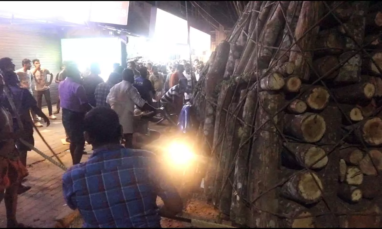 passenger of the car trapped under the timber lorry had a miraculous escape passenger of the car trapped under the timber lorry had a miraculous escape