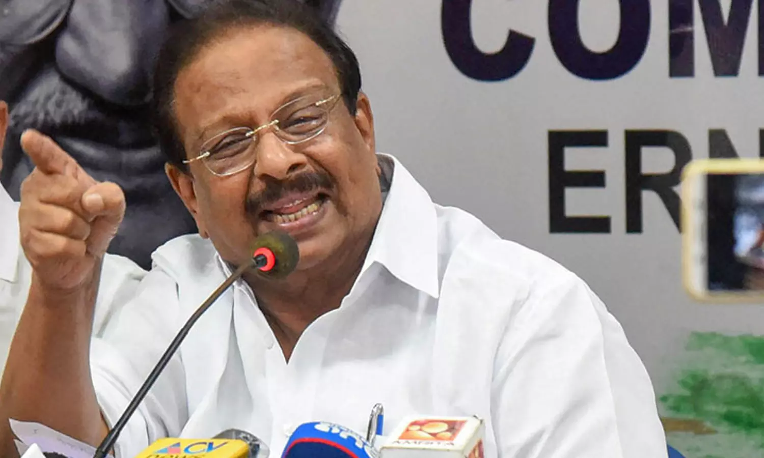 Gunda Sadas is being held, not Janasadas... Pinarayi is accompanied by goons... Gunda Sadas is being held, not Janasadas... Pinarayi is accompanied by goons...