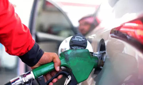 യുഎഇയിൽ ഇന്ധവില കുറച്ചു; പെട്രോളിന് എട്ട് ഫിൽസ് വരെ കുറയും