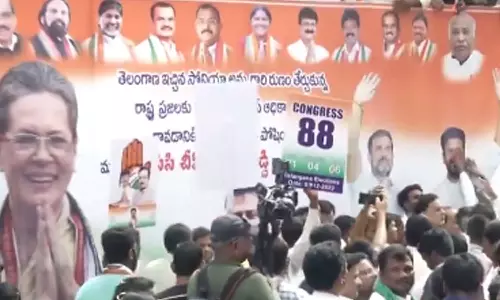 തെലങ്കാനയിൽ ആഘോഷം പൊടിപൊടിക്കുന്നു; സോണിയയുടെയും രാഹുലിന്റെയും പോസ്റ്ററിൽ  പാലഭിഷേകം നടത്തി പ്രവർത്തകർ
