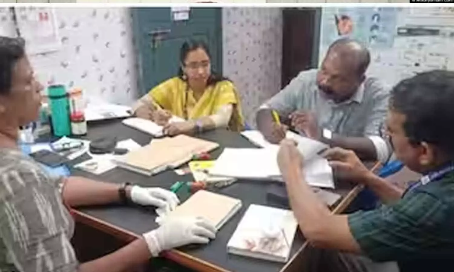 കൂടിയ വിലയ്ക്ക് മരുന്നും വാക്സിനും നൽകുന്നു; മൃഗാശുപത്രികളിൽ വിജിലൻസിന്റെ മിന്നൽ പരിശോധന കൂടിയ വിലയ്ക്ക് മരുന്നും വാക്സിനും നൽകുന്നു; മൃഗാശുപത്രികളിൽ വിജിലൻസിന്റെ മിന്നൽ പരിശോധന