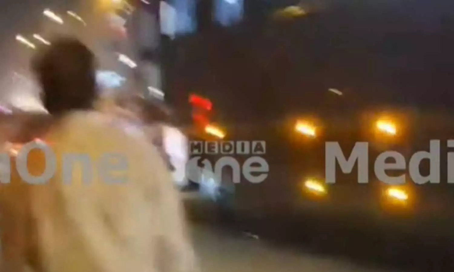 Youth congress blocks navakerala bus at thrissur