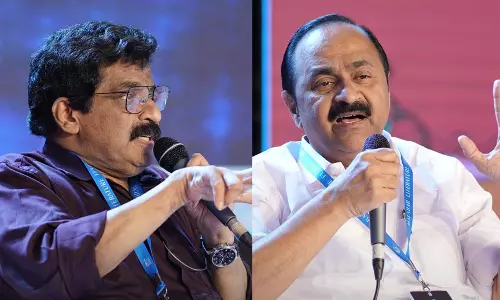 രണ്ടു സാമാജികര്‍ പുസ്തകം വായിക്കുന്നു