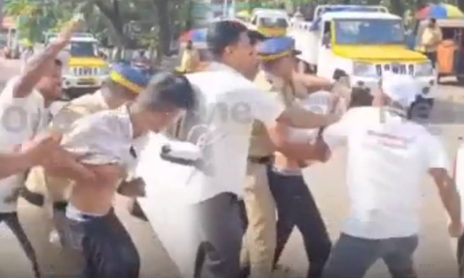 Navakerala Sadas volunteers attacks Youth Congressmen in angamaly Navakerala Sadas volunteers attacks Youth Congressmen in angamaly