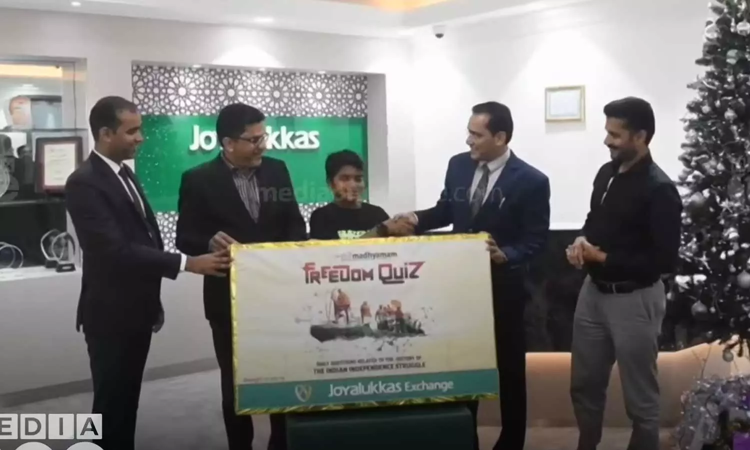 ഗൾഫ് മാധ്യമം ഫ്രീഡം ക്വിസ് മെഗാ വിജയിക്കുള്ള സമ്മാനം നൽകി ഗൾഫ് മാധ്യമം ഫ്രീഡം ക്വിസ് മെഗാ വിജയിക്കുള്ള സമ്മാനം നൽകി