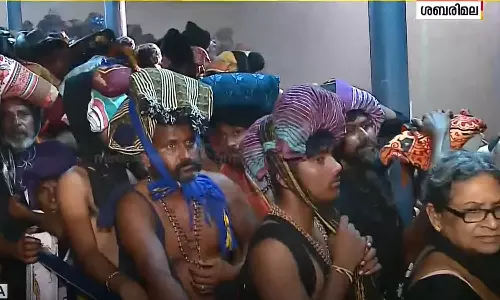 Huge crowd of devotees at Sabarimala; Pilgrims cross the barricades