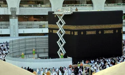 കഅ്ബയിൽ അറ്റകുറ്റപ്പണികൾ ആരംഭിച്ചു; പ്രവൃത്തികൾ പൂർണമായും മറച്ചുകെട്ടി