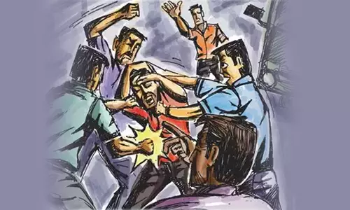 financial institution staffs attacks vehicle owner in kozhikode