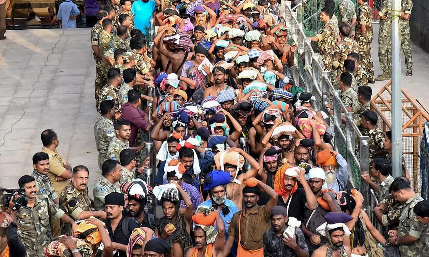 തിരക്ക് കുറഞ്ഞു; ശബരിമലയിൽ തീർഥാടകർക്ക് നേരിയ ആശ്വാസം തിരക്ക് കുറഞ്ഞു; ശബരിമലയിൽ തീർഥാടകർക്ക് നേരിയ ആശ്വാസം