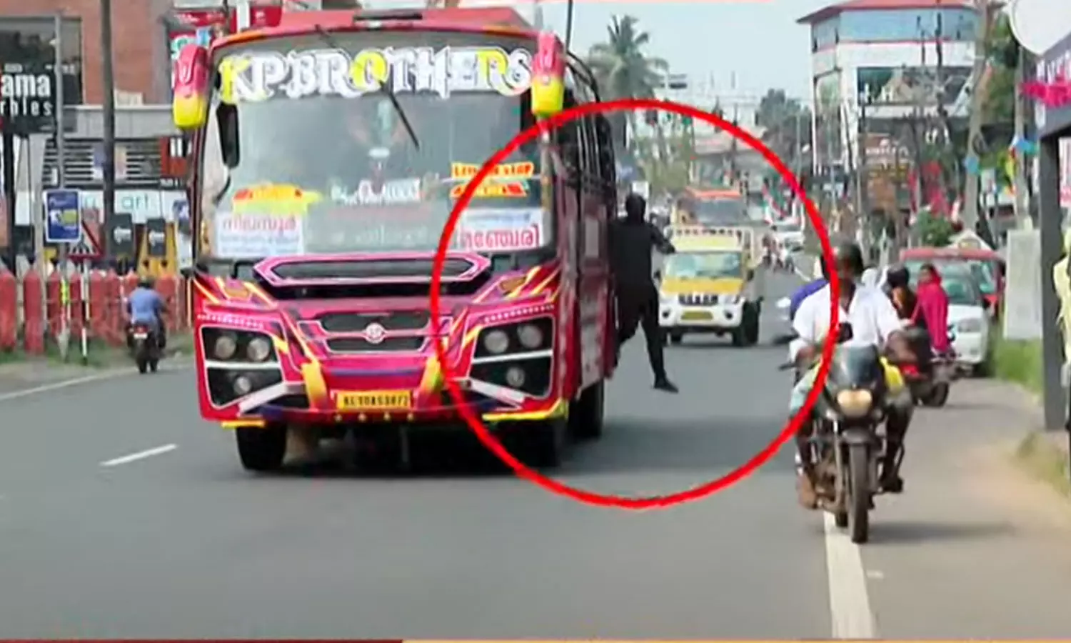 യാത്രക്കാരെ കയറ്റുന്നതും ഇറക്കുന്നതും നടുറോഡിൽ; അപകടക്കെണിയൊരുക്കി സ്വകാര്യ ബസുകൾ