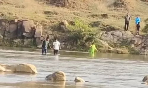 cybercriminals jump into river to evade arrest nabbed by cops