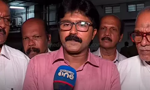 എന്നെ കഴുത്തിന് പിടിച്ച് താഴെ വീഴ്ത്തി, തല്ലാൻ വടിയുമായെത്തി; മർദിച്ചത് ഡി.വൈ.എഫ്.ഐക്കാരെന്ന് എൽദോസ് കുന്നപ്പിള്ളിൽ എം.എൽ.എ