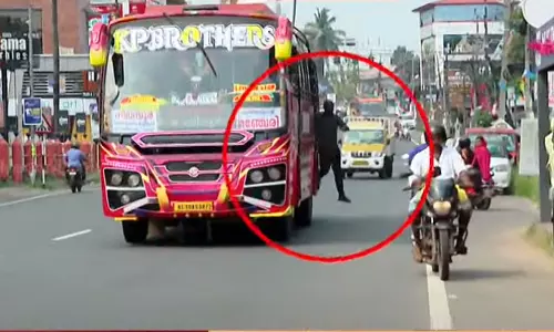 യാത്രക്കാരെ കയറ്റുന്നതും ഇറക്കുന്നതും നടുറോഡിൽ; അപകടക്കെണിയൊരുക്കി സ്വകാര്യ ബസുകൾ യാത്രക്കാരെ കയറ്റുന്നതും ഇറക്കുന്നതും നടുറോഡിൽ; അപകടക്കെണിയൊരുക്കി സ്വകാര്യ ബസുകൾ