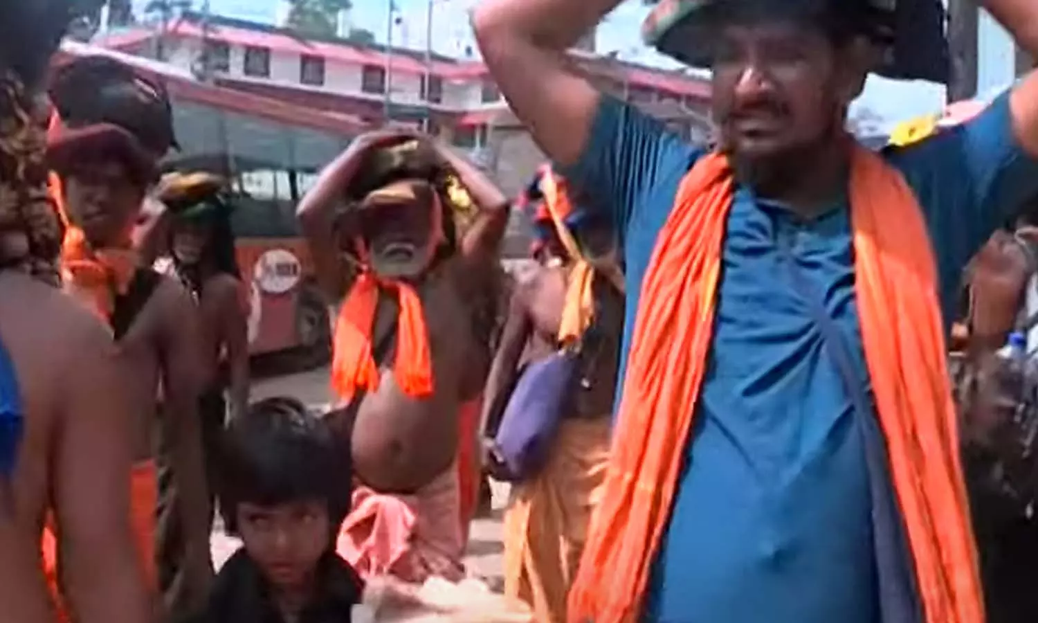 വഴിയിൽ കുടുങ്ങി മണിക്കൂറുകൾ; കുട്ടികളടങ്ങുന്ന തീർത്ഥാടക സംഘം ദുരിതത്തിൽ വഴിയിൽ കുടുങ്ങി മണിക്കൂറുകൾ; കുട്ടികളടങ്ങുന്ന തീർത്ഥാടക സംഘം ദുരിതത്തിൽ