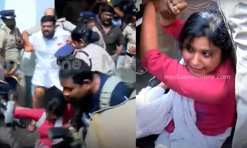 Youth Congress protests at the board headquarters alleging that the Devaswom Board has failed to make arrangements at Sabarimala, UDF MPs also protested in Delhi demanding a solution to the Sabarimala issue, Youth Congress protests at the Devaswom Board in Sabarimala issue Youth Congress protests at the board headquarters alleging that the Devaswom Board has failed to make arrangements at Sabarimala, UDF MPs also protested in Delhi demanding a solution to the Sabarimala issue, Youth Congress protests at the Devaswom Board in Sabarimala issue