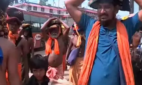 വഴിയിൽ കുടുങ്ങി മണിക്കൂറുകൾ; കുട്ടികളടങ്ങുന്ന തീർത്ഥാടക സംഘം ദുരിതത്തിൽ