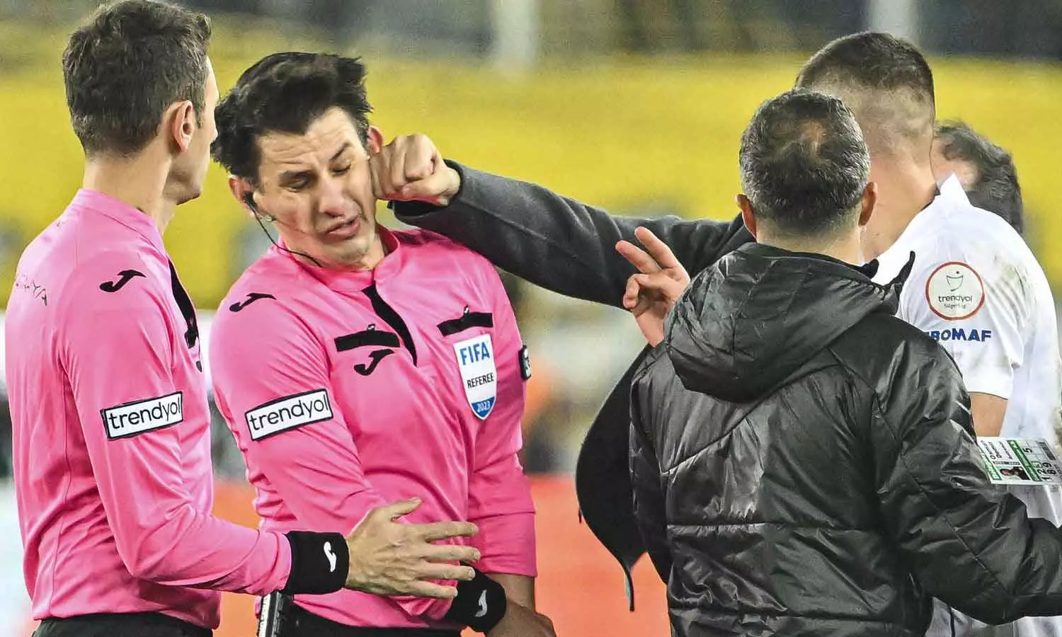 കോച്ച് റഫറിയുടെ മുഖത്ത് ഇടിച്ചു; തുർക്കിഷ് ലീഗ് അനിശ്ചിത കാലത്തേക്ക് നിർത്തി വച്ചു കോച്ച് റഫറിയുടെ മുഖത്ത് ഇടിച്ചു; തുർക്കിഷ് ലീഗ് അനിശ്ചിത കാലത്തേക്ക് നിർത്തി വച്ചു