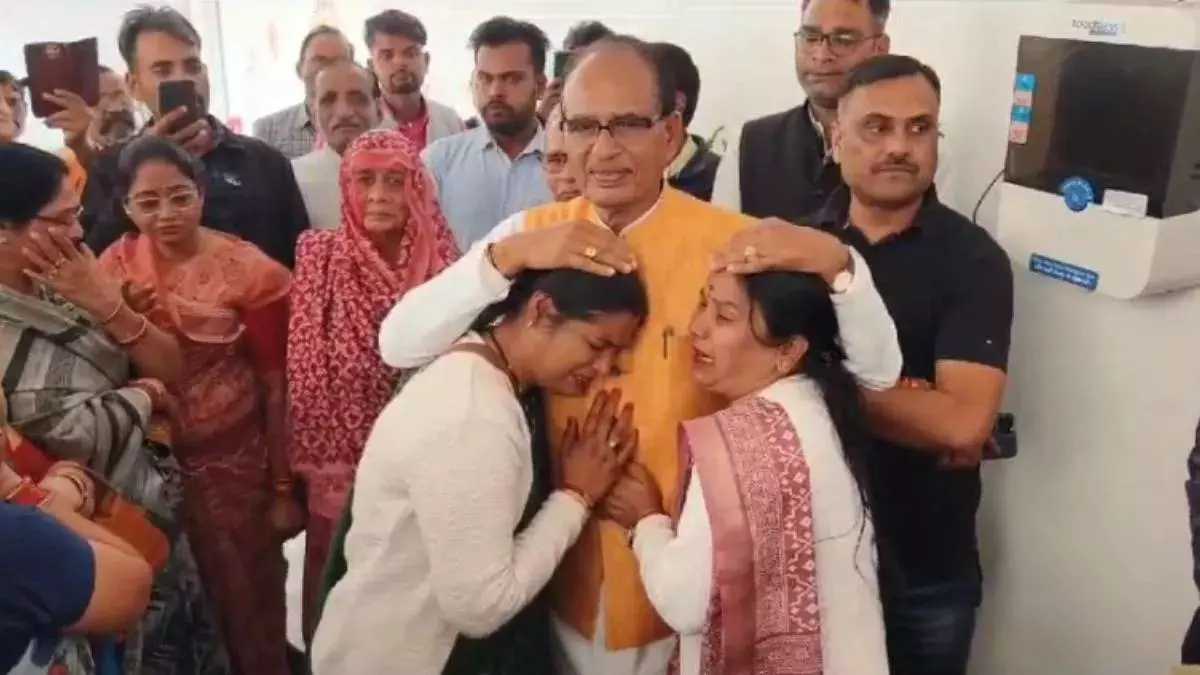 Shivraj Singh Chouhan and Ladli Laxmi Yojana beneficiaries