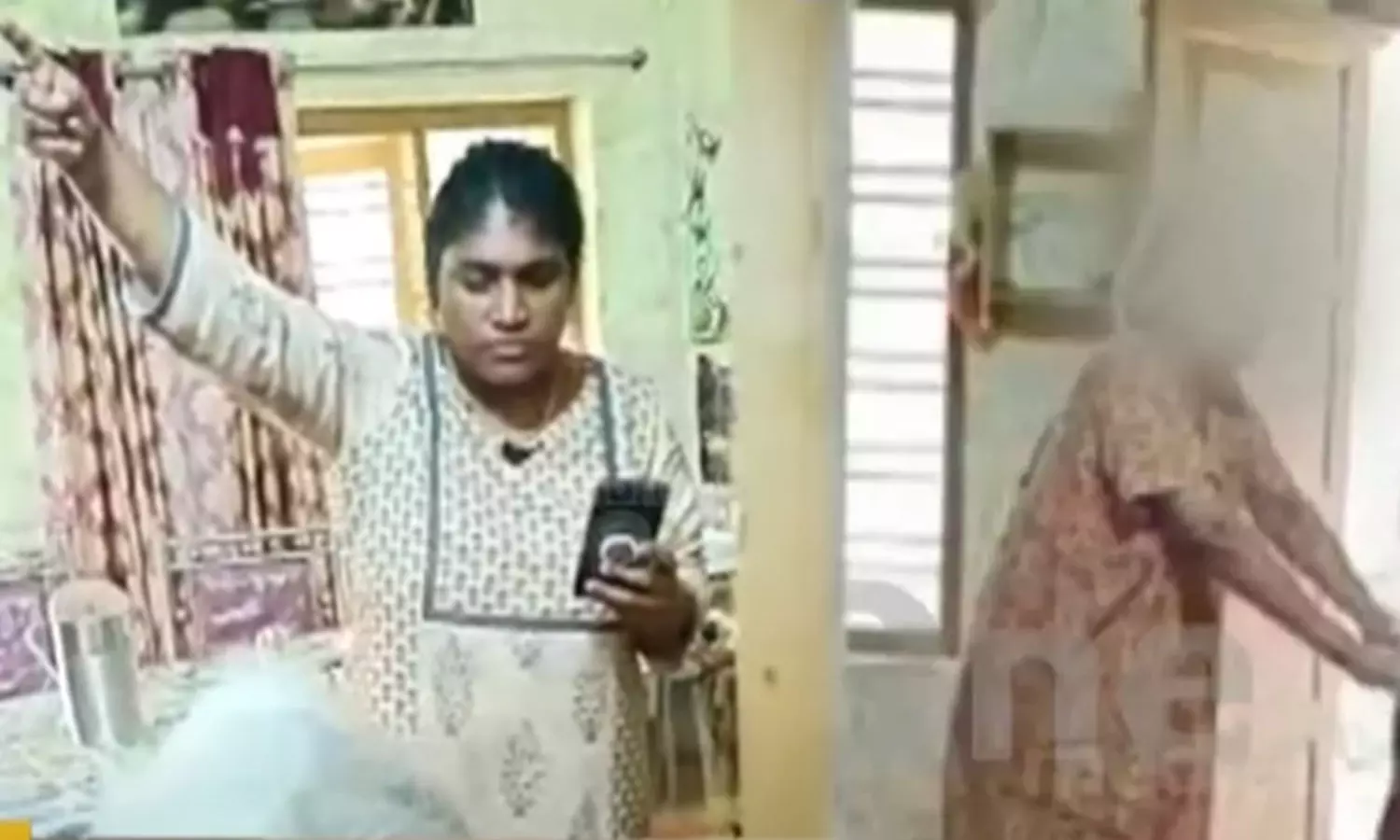 manjumol,Woman brutally assaults mother-in-law,ഭര്തൃമാതാവിന് മര്ദനം,കൊല്ലം വീഡിയോ,കൊല്ലത്തെ മര്ദനം manjumol,Woman brutally assaults mother-in-law,ഭര്തൃമാതാവിന് മര്ദനം,കൊല്ലം വീഡിയോ,കൊല്ലത്തെ മര്ദനം