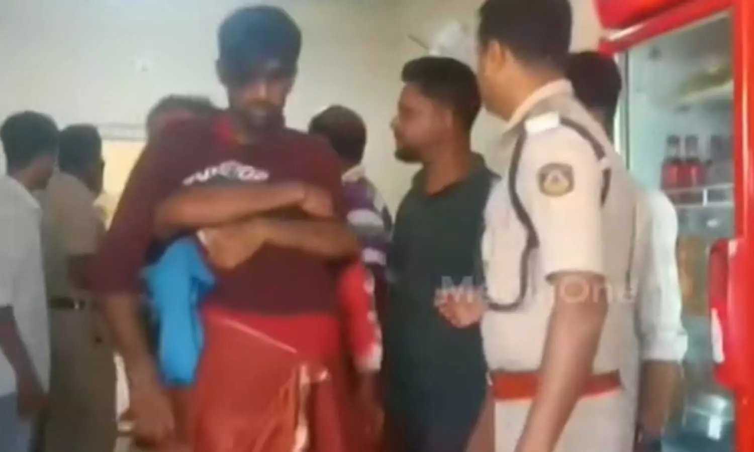 മദ്യലഹരിയിൽ കടകളിൽ കയറി അതിക്രമം; പൊലീസ് കസ്റ്റഡിയിൽ കൈ ഞരമ്പ് മുറിച്ച് യുവാവ് മദ്യലഹരിയിൽ കടകളിൽ കയറി അതിക്രമം; പൊലീസ് കസ്റ്റഡിയിൽ കൈ ഞരമ്പ് മുറിച്ച് യുവാവ്