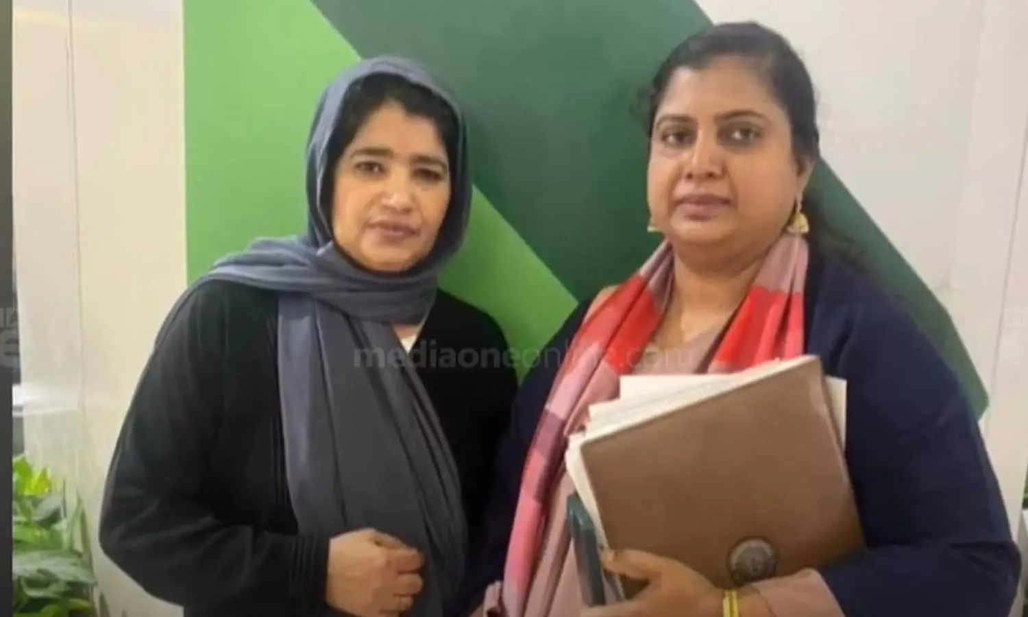 Two women returns home from trap in saudi Two women returns home from trap in saudi