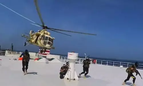 ഹൂതി ആക്രമണത്തോടെ കപ്പൽ കമ്പനികൾ   ചെങ്കടൽ വഴിയുള്ള സർവീസ് നിർത്തി