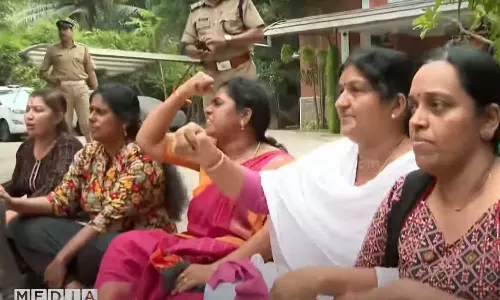 ഡി.ജി.പിയുടെ വീട്ടിൽ ചാടിക്കയറി മഹിളാ മോർച്ച പ്രവർത്തകർ; വണ്ടിപ്പെരിയാർ പോക്‌സോ കേസിലെ പൊലീസ് വീഴ്ചയിൽ പ്രതിഷേധം