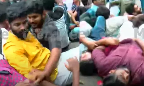 SFI protests in front of Calicut University Guest House where the Governor will stay; The police took it away