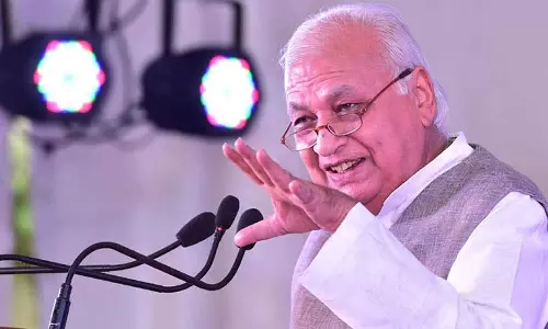 എസ്.എഫ്.ഐ പ്രതിഷേധത്തിനിടെ കാലിക്കറ്റ് സർവകലാശാല കാമ്പസിൽ ഗവർണർ തുടരുന്നു എസ്.എഫ്.ഐ പ്രതിഷേധത്തിനിടെ കാലിക്കറ്റ് സർവകലാശാല കാമ്പസിൽ ഗവർണർ തുടരുന്നു