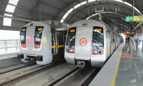 മെട്രോ ട്രെയിനിന്റെ വാതിലിൽ സാരി കുടുങ്ങി അപകടം; യുവതിക്ക് ദാരുണാന്ത്യം