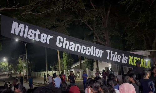 SFI ties back the untied banners at calicut university
