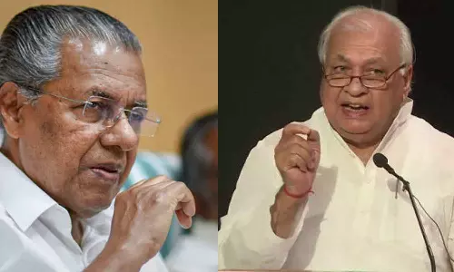 അസാധാരണ വാർത്താക്കുറിപ്പുമായി രാജ്ഭവൻ; ബാനർ ഉയർന്നതിൽ മുഖ്യമന്ത്രിക്ക് പങ്കെന്ന് ആരോപണം