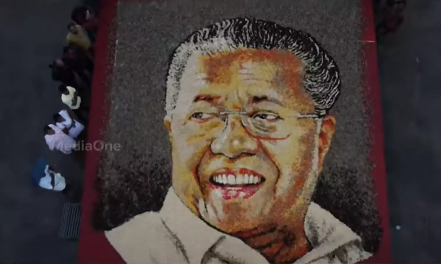 davinchi suresh,portrait of the Chief Minister was made using cashew nuts,nava kerala sadass,കൊല്ലം, പിണറായി വിജയന്‍,നവകേരള സദസ്സ്